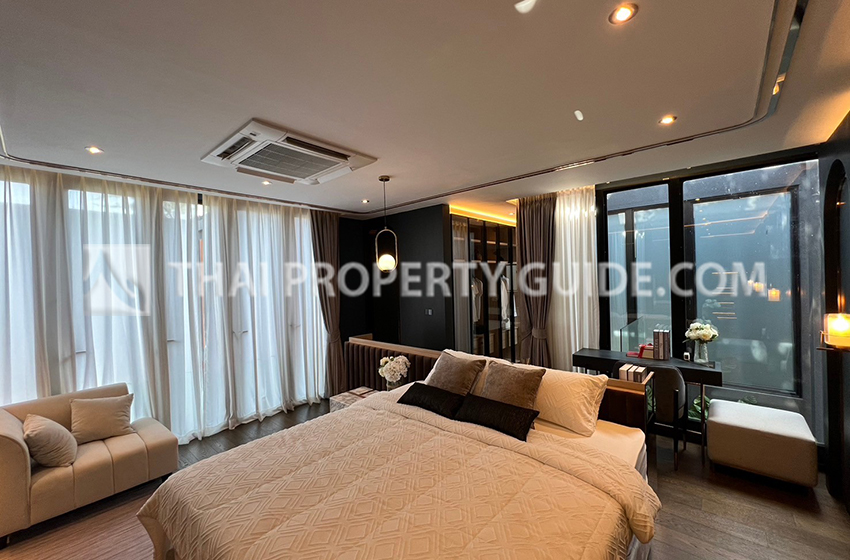 House with Private Pool in Srinakarin 